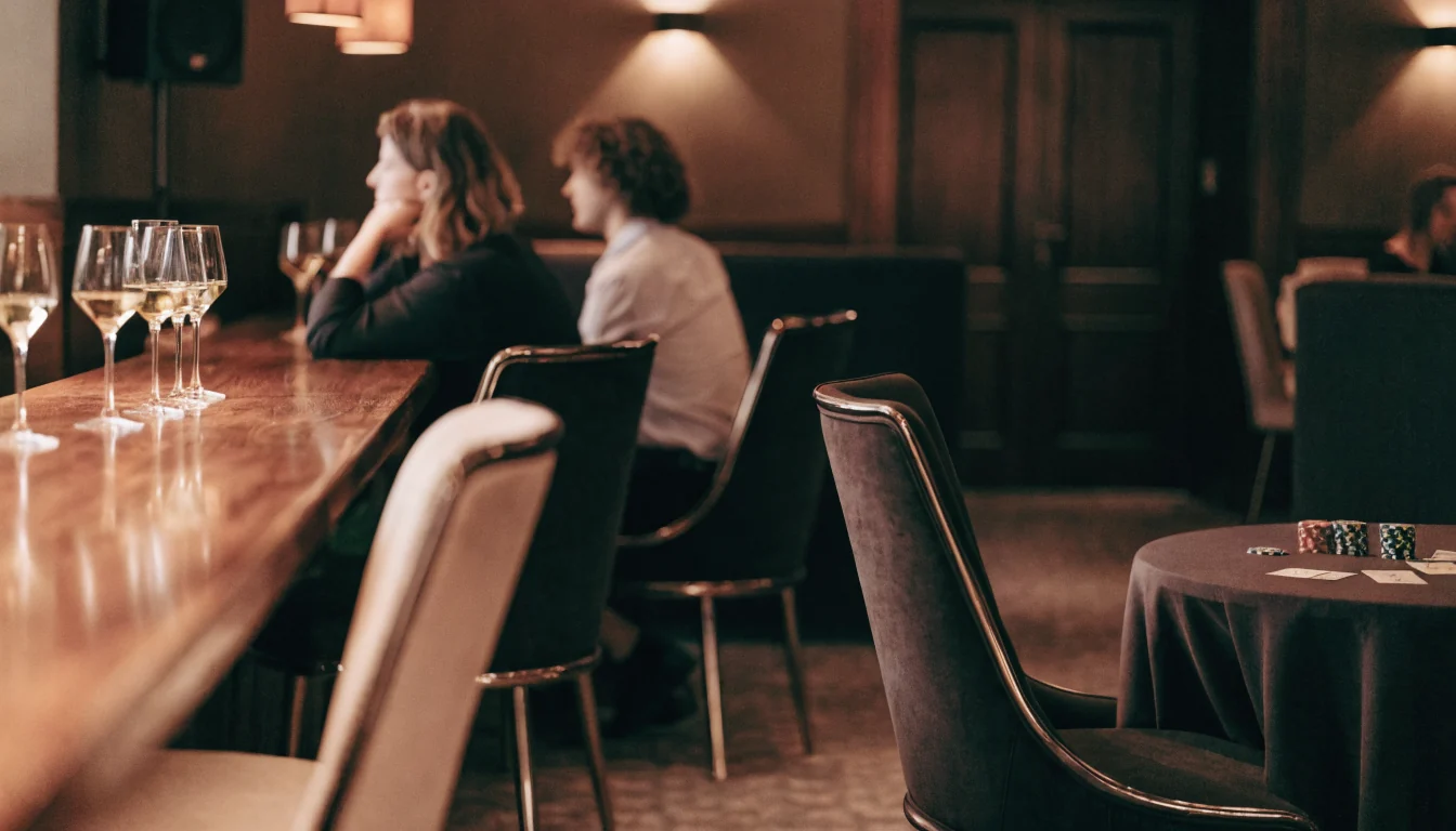 Elegante Lounge mit Casino‑Ambiente, Chips und Karten, warme Beleuchtung